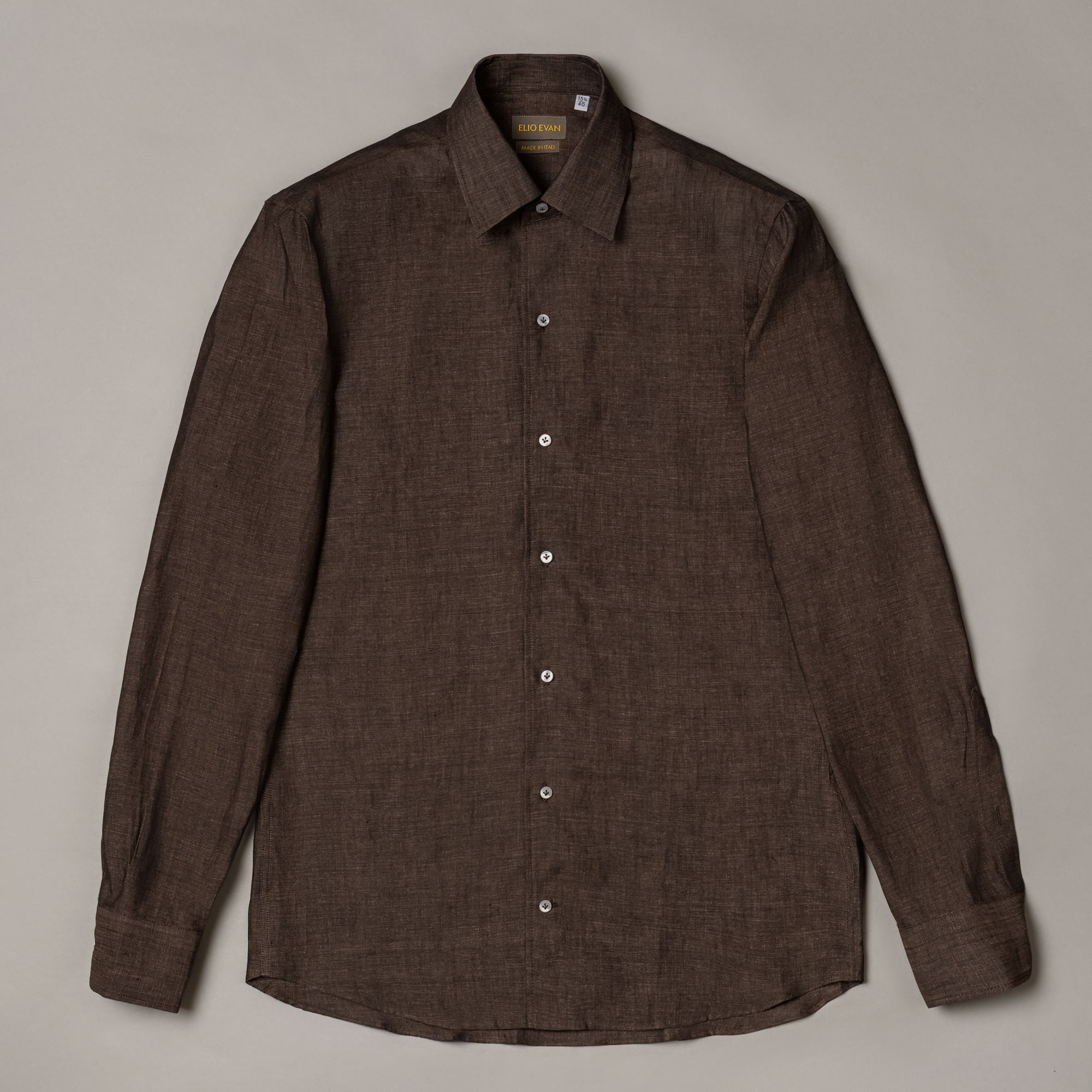 Brown linen shirt with Mykonos construction and a regular fit. Lightweight, composed premium menswear by Elio Evan with