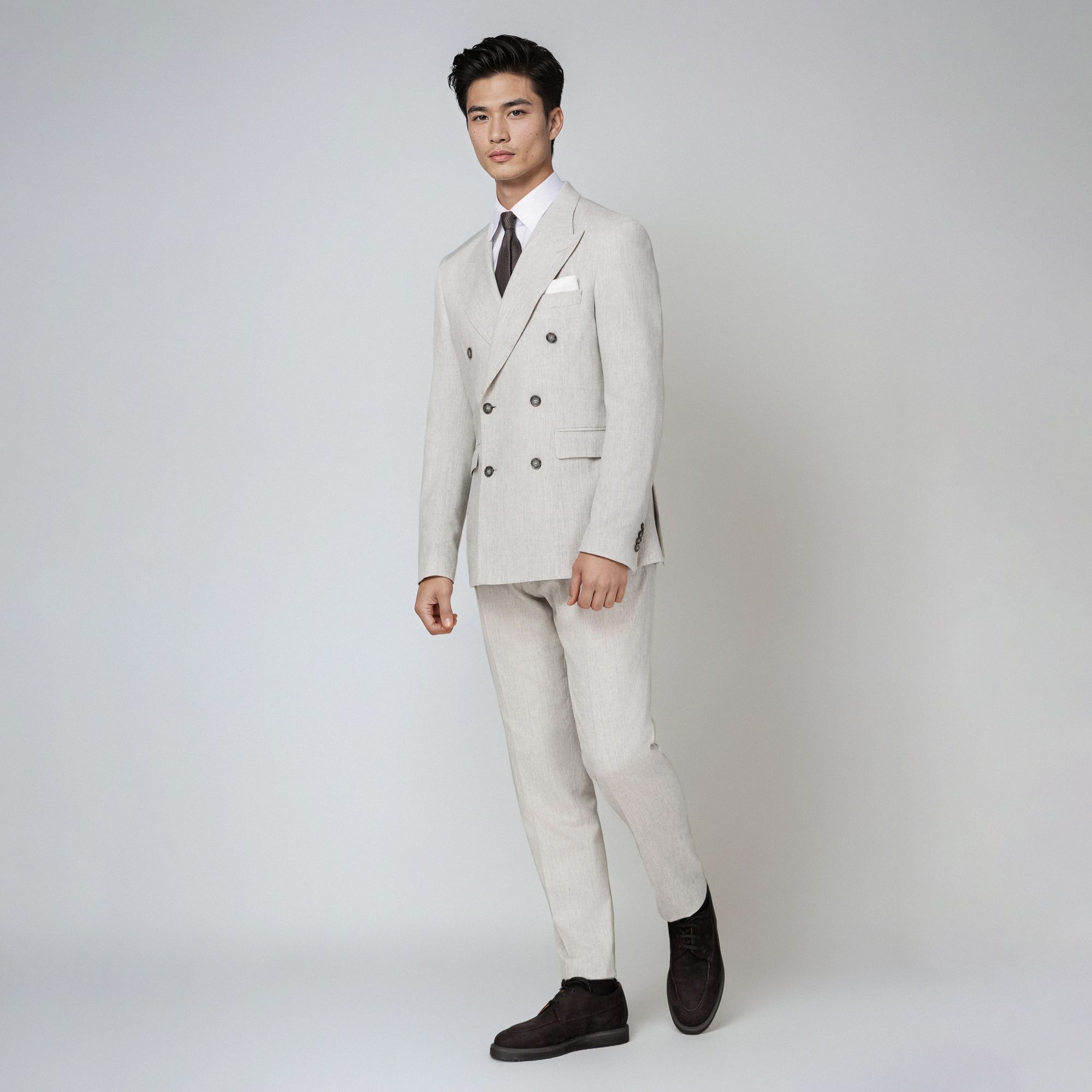 Ανδρικό total look με σταυρωτό off-white κοστούμι και καφέ loafers από την Elio Evan