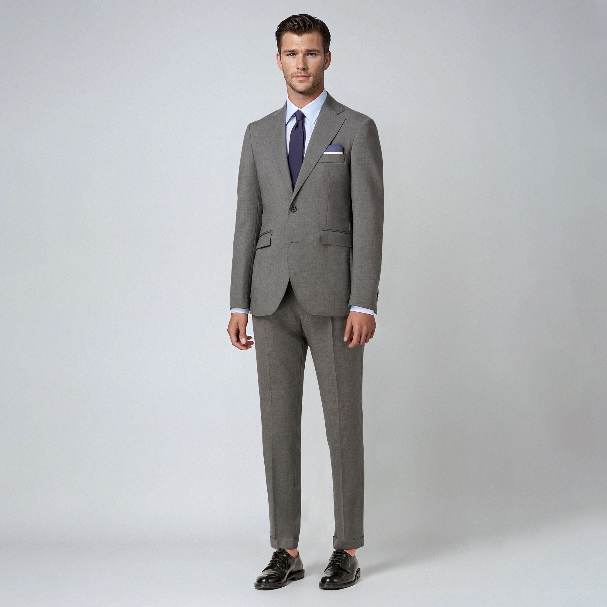 Γκρι κοστούμι σε δροσερό μαλλί cool wool bi stretch, no iron και διαπνέον. Ιδανικό για ένα κομψό επαγγελματικό ντύσιμο. Made in Italy.