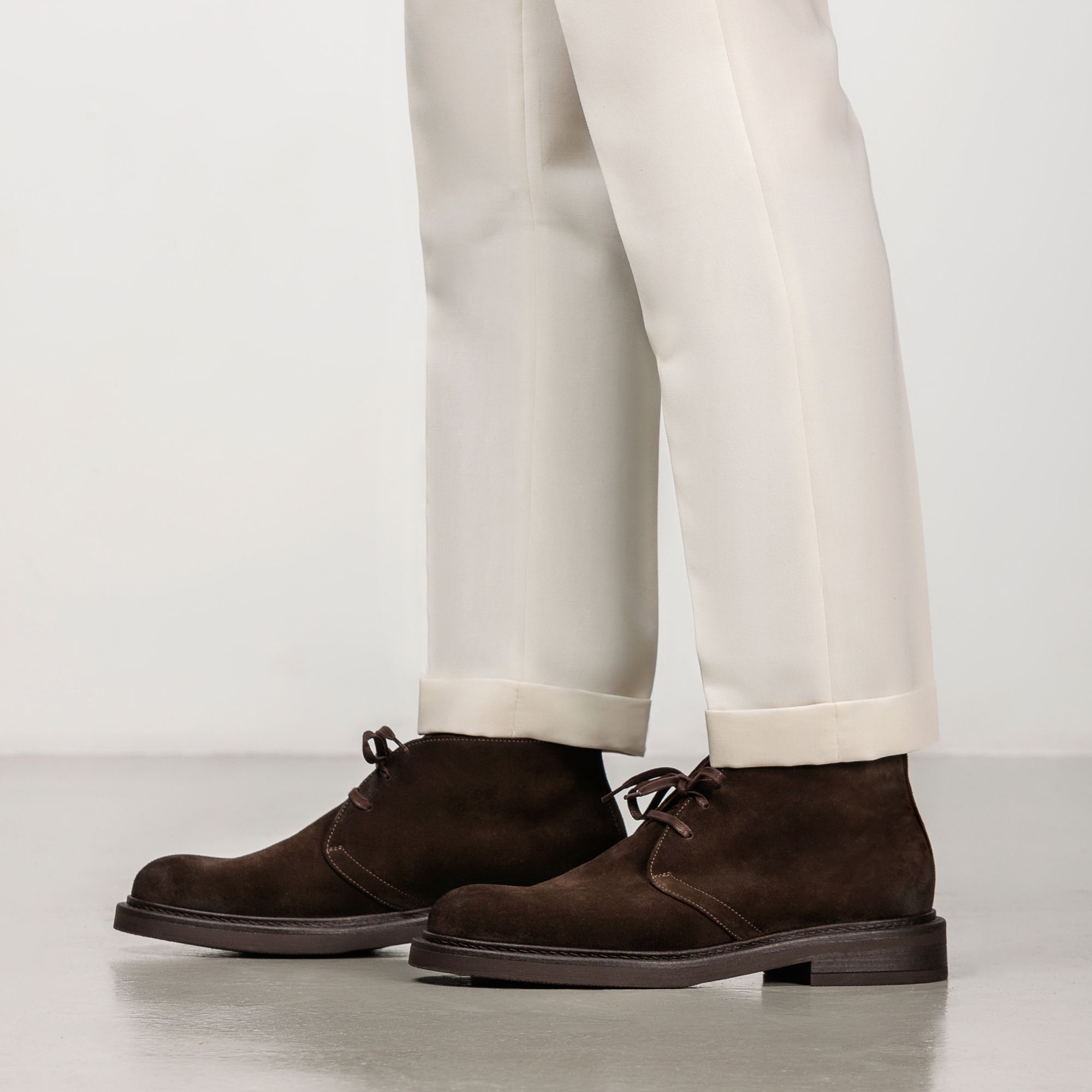 Elio Evan καφέ σουέντ αρβυλάκια chukka με κορδόνια, ελαφριά λαστιχένια σόλα και θηλιά στο πίσω μέρος για εύκολη χρήση.
