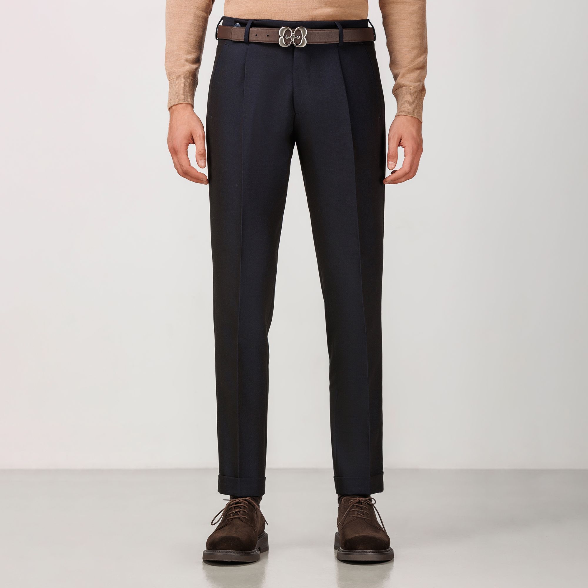 Tailored ανδρικό παντελόνι Elio Evan σε καμηλό με μία πιέτα και ρεβέρ, κατασκευασμένο από crepe μαλλί και lyocell.