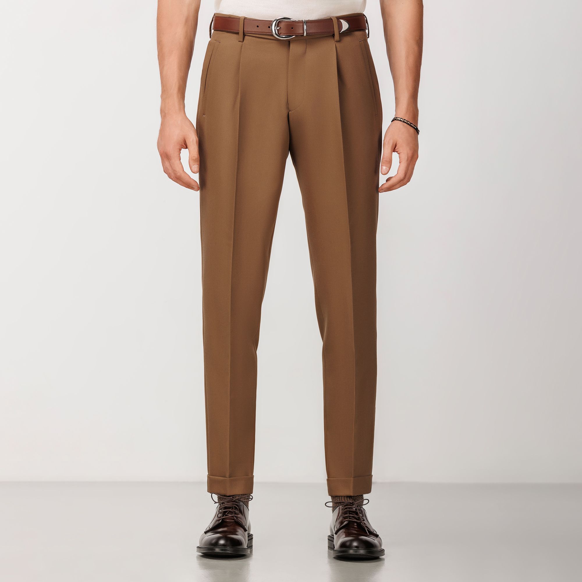 Tailored ανδρικό παντελόνι Elio Evan σε καμηλό με μία πιέτα και ρεβέρ, κατασκευασμένο από crepe μαλλί και lyocell.