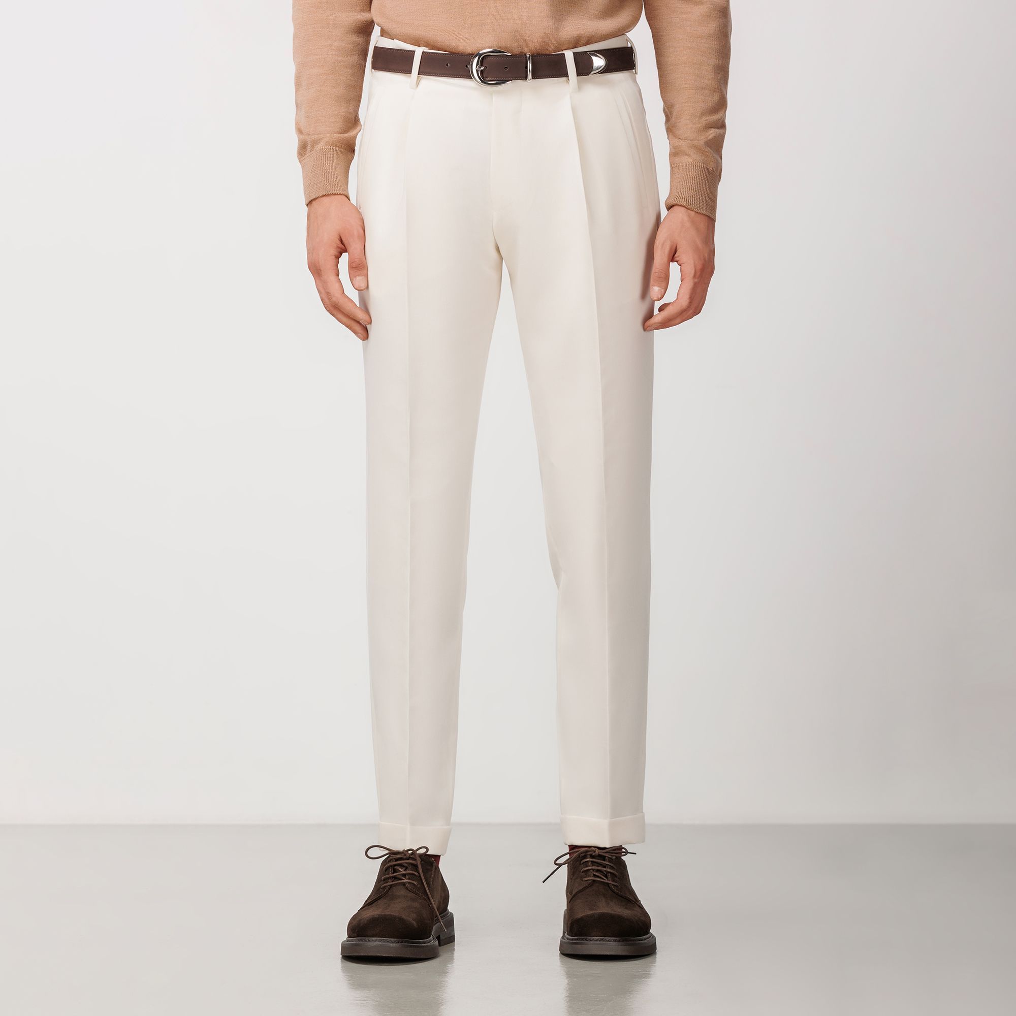 Tailored κρεμ παντελόνι Elio Evan με μία πιέτα και ρεβέρ, κατασκευασμένο από crepe μαλλί και lyocell.