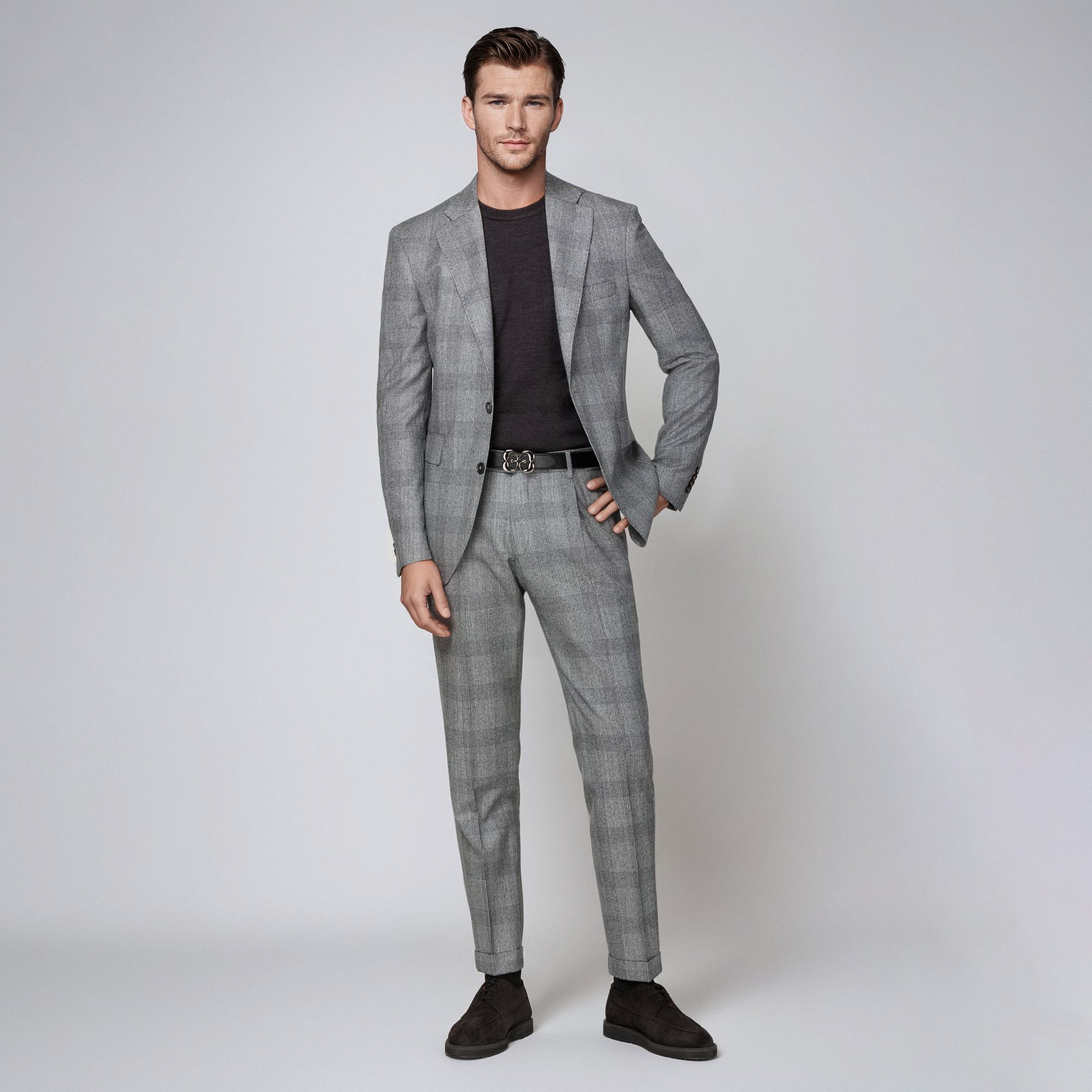 Ανδρικό total look με navy σταυρωτό κοστούμι, polo πουκάμισο και μπεζ loafers από την Elio Evan