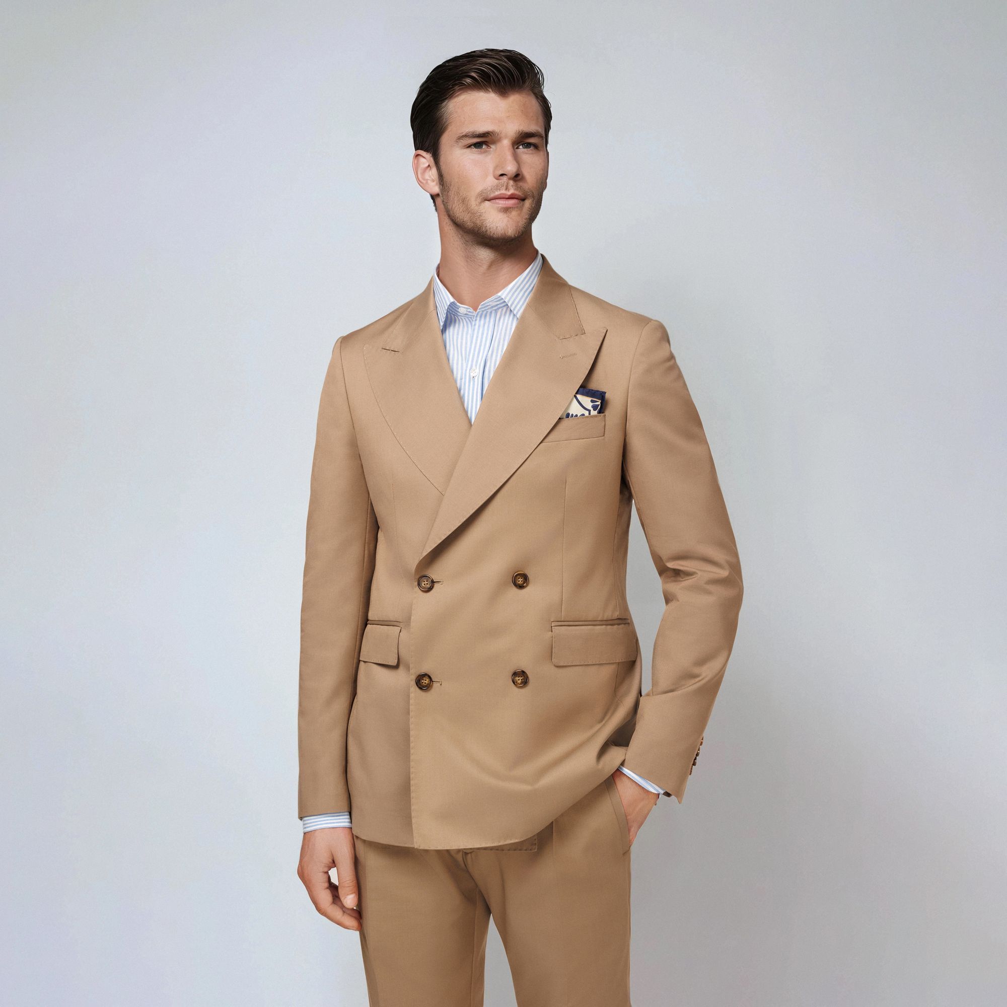 Ανδρικό Total Look – Σταυρωτό Μπεζ Κοστούμι με Ριγέ Πουκάμισο και Loafers