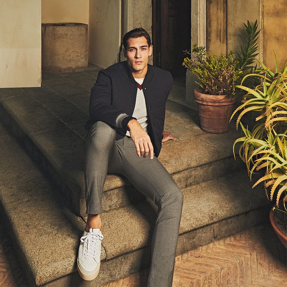 ΚΟΣΤΟΥΜΙ ΜΕ SNEAKERS: ΟΤΑΝ ΤΟ ΟΡΑΜΑ ΤΗΣ TAILOR ΕΠΑΝΕΦΕΥΡΙΣΚΕΙ ΑΓΑΠΗΜΕΝΟΥΣ ΕΝΔΥΜΑΤΟΛΟΓΙΚΟΥΣ ΣΥΝΔΥΑΣΜΟΥΣ